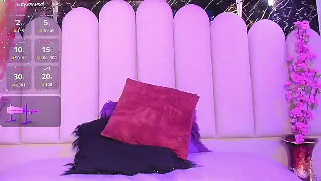 Aura-Luxe live cam on StripChat