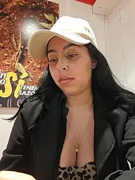 Luianna live cam on StripChat