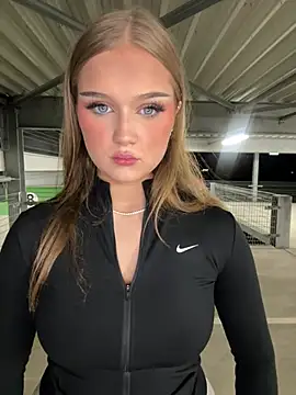 hannah-2007 (F teen) - finger pussy (strangers around)😱😬😰
