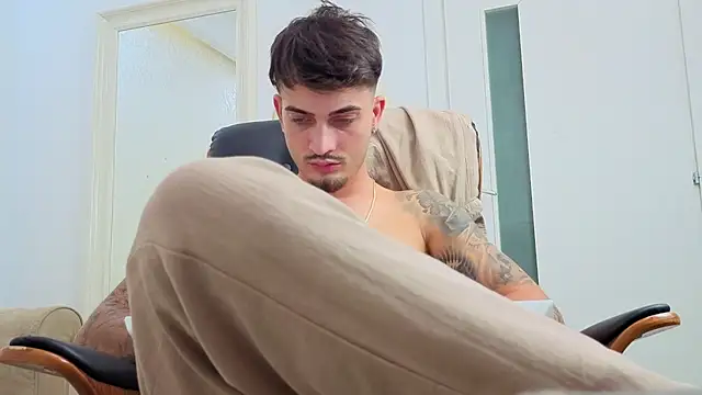 BrandonTate live cam on StripChat