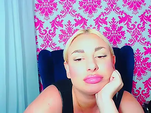 LuxuriaGoddess webcam