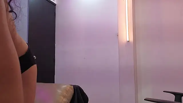 Adhara_Pombo webcam