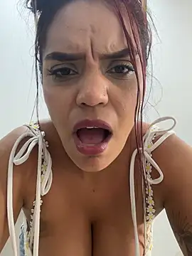 Sara-77 live sex cam