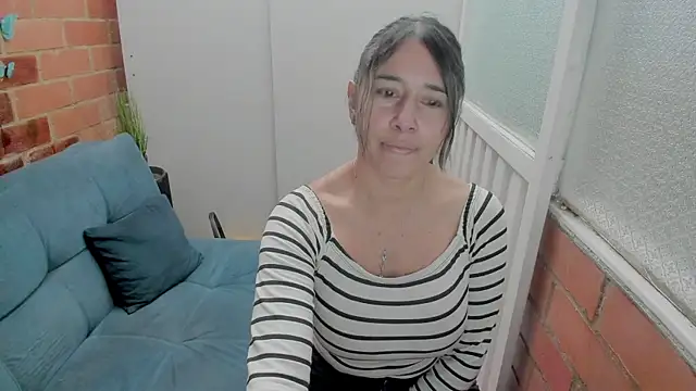 Penelope47 live cam on StripChat