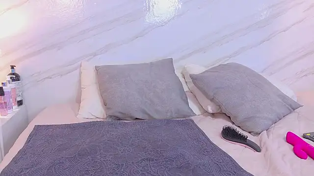 mia_gold_ webcam