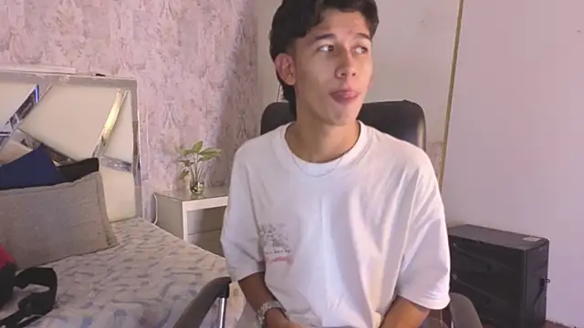 dave_eliot (M twink) - show feet with oil