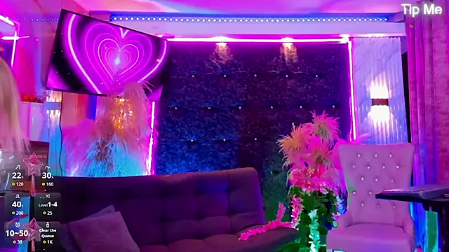 Queens_Wonders_Blonders live cam