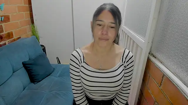 Penelope47 live cam on StripChat