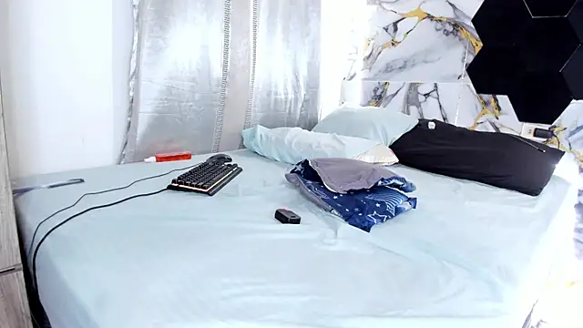 Goldendesirexx live cam on StripChat