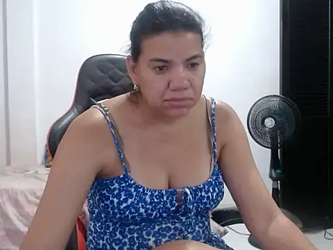 Adriana_0312 live cam on StripChat