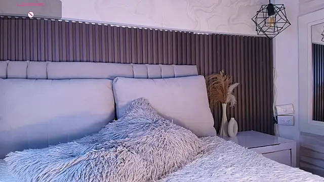 shanonclark (F young) - play with pussy close