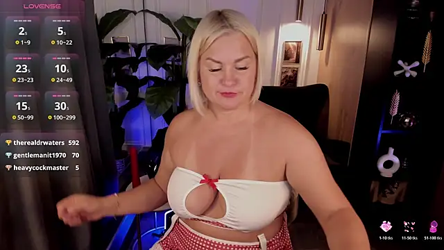 YolandaKiss live cam on StripChat