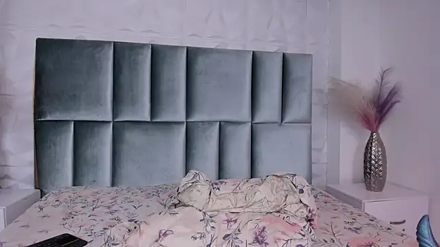 HollyPeach webcam