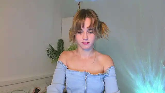 Tessa_Shy_ live cam on StripChat