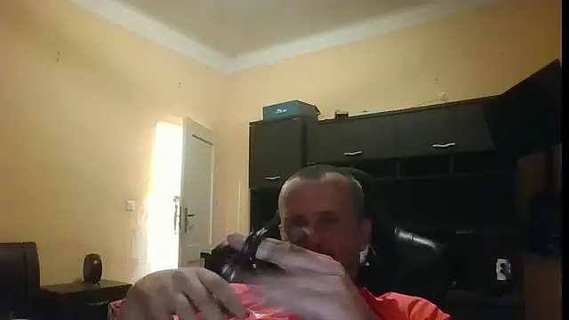 MrWhitePL live cam on StripChat