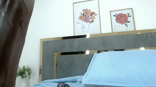 KellyShibary webcam