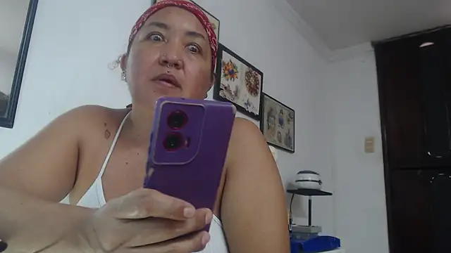 CurvyHeat live cam on StripChat