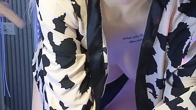 KarmaArms live cam on StripChat