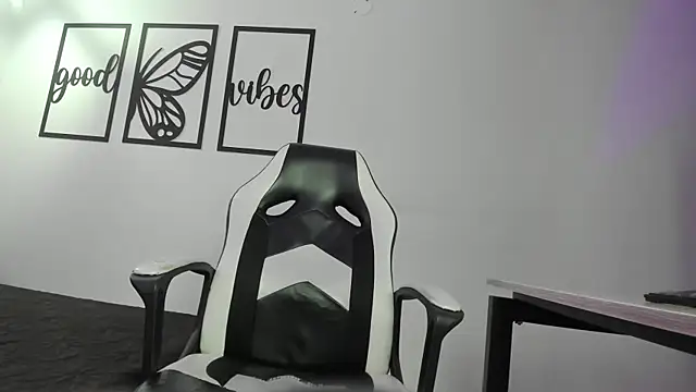 m_o_r_i_t_a live cam on StripChat
