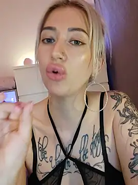Gina-Lumara live cam on StripChat