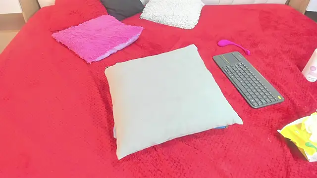 mask_red_girl webcam