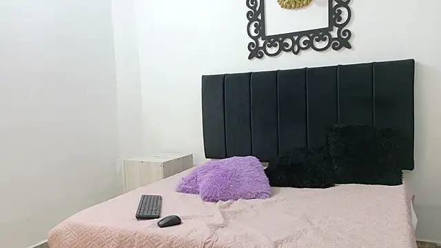 SamanthaLaurent live cam on StripChat