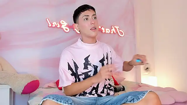 iam_caami_ (M twink) - Spread ass tight and rub gently🔥