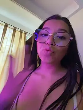 maaddyXXX live cam on StripChat