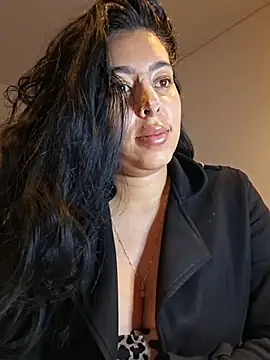 Luianna live cam on StripChat