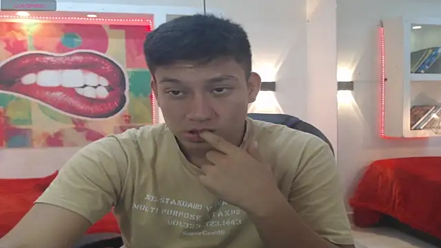 DominantBoy4 live cam on StripChat