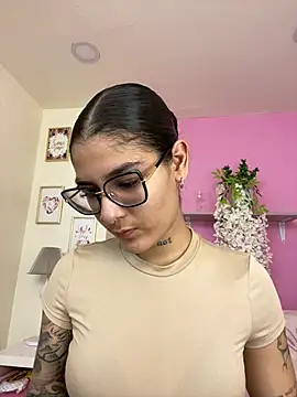 LauraRaider live cam on StripChat