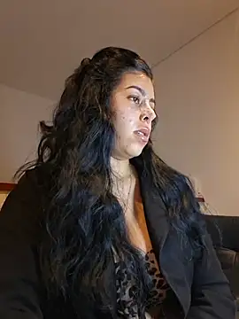 Luianna live cam on StripChat