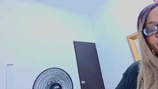 NicoleeJones webcam