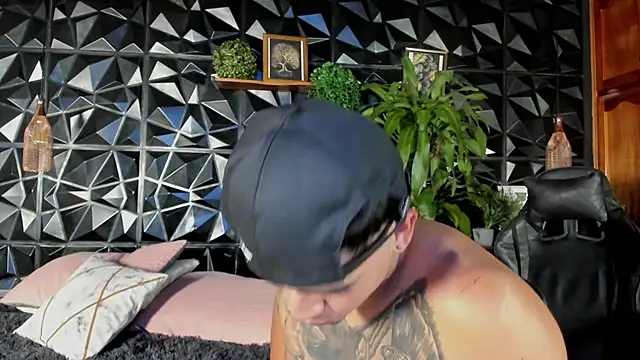 elliot_colton live cam on StripChat