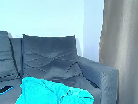 Laura_Cramz live cam on StripChat