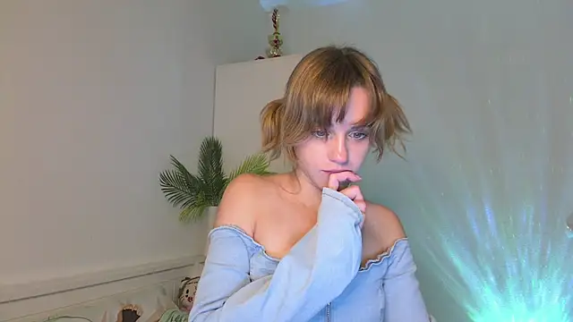 Tessa_Shy_ live cam on StripChat