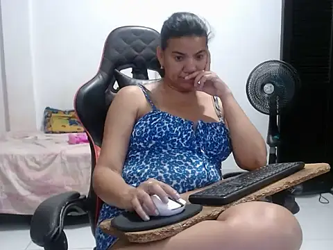 adriana_0312 (F milf) - Shake  boobs naked