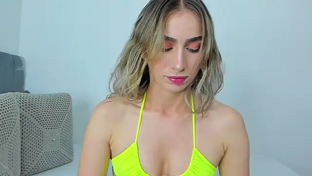 im_sarah34 live cam on StripChat