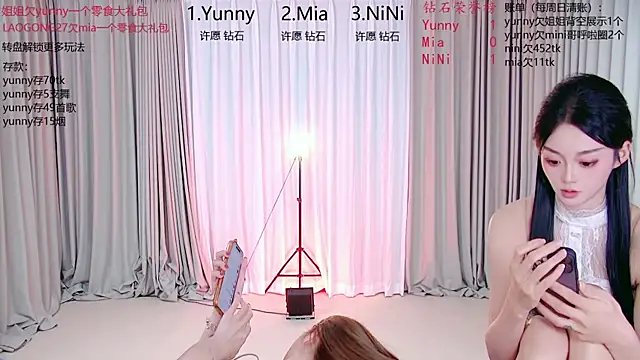 MiNi-U live cam on StripChat