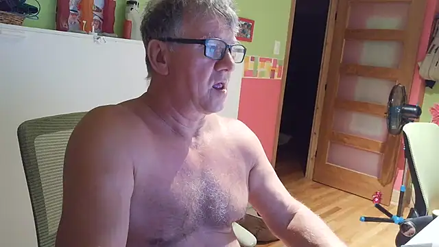 capitaine111 Live Webcam on Stripchat