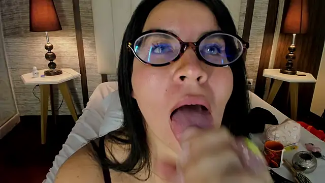 Hannah_Cross live cam on StripChat