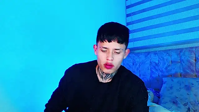 _justinmoon2 live cam on StripChat