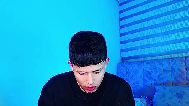 _justinmoon2 live cam on StripChat