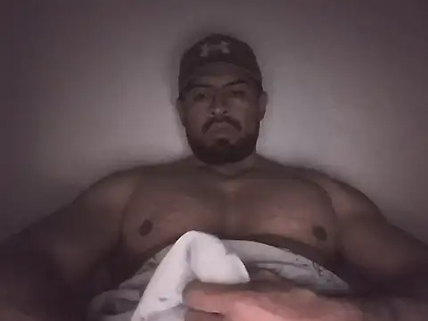 marcus002001 live cam on StripChat