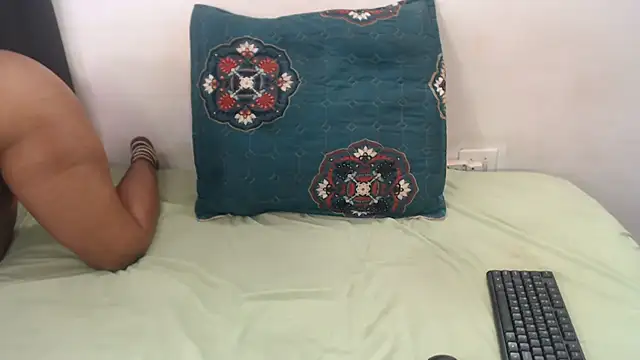 VelvetBooty live cam on StripChat