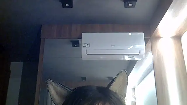 SkinnyKitten live cam on StripChat