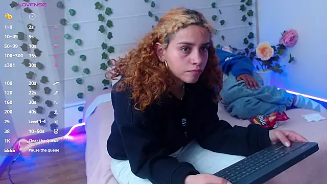 Sarabubbie live cam on StripChat