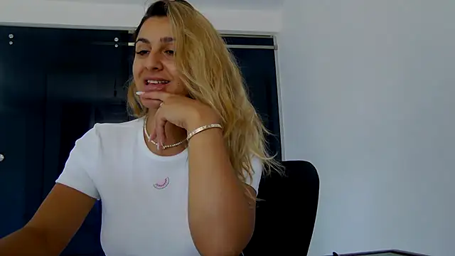 NicolePlay live cam on StripChat