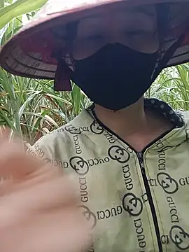 Bong_Hoa live cam on StripChat