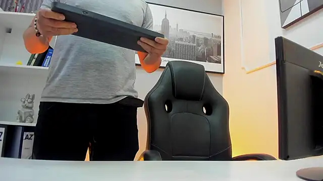 juankfit_45 (M mature) - shirtless and playing with my chest